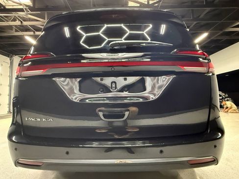 Used 2023 Chrysler Pacifica Touring-L image 13
