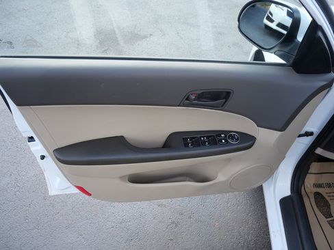 Used 2012 Hyundai Elantra GLS image 16