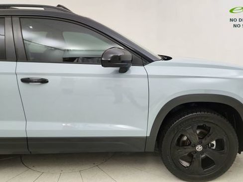 Used 2025 Volkswagen Taos SE AWD/4WD image 7