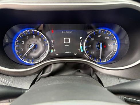 Used 2023 Chrysler Pacifica Touring-L FWD image 11