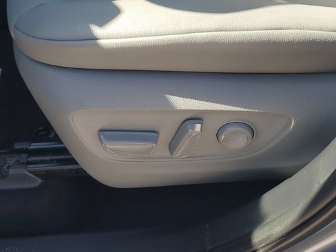 Certified 2020 Toyota Highlander XLE FWD image 16