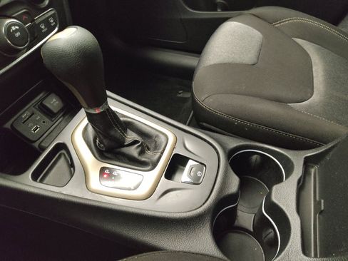 Used 2014 Jeep Cherokee Latitude FWD image 26