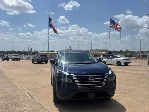 Used 2025 Nissan Rogue SV AWD/4WD image 3