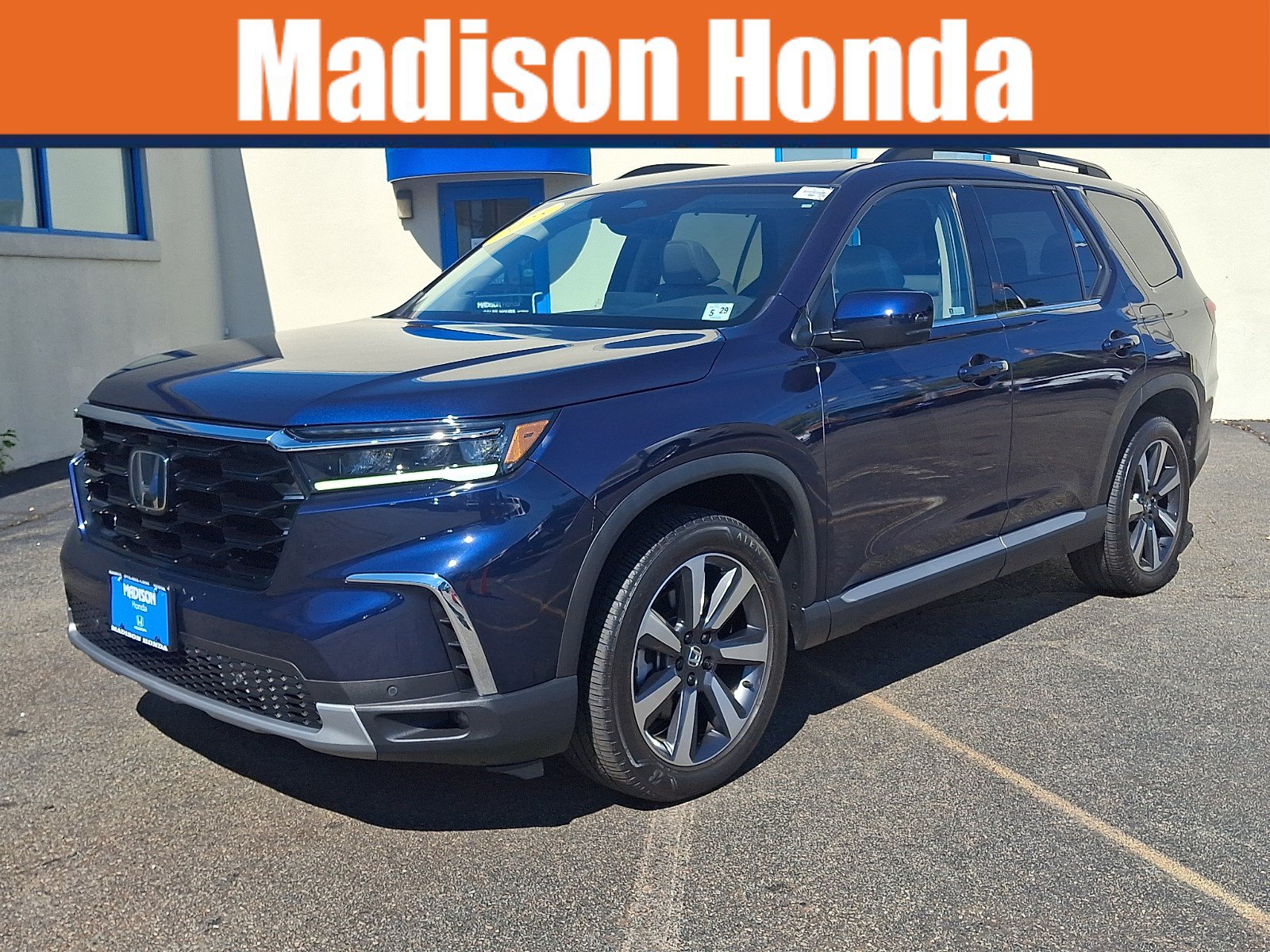 Used 2025 Honda Pilot Touring image 1
