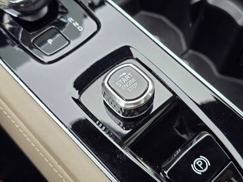 Certified 2025 Volvo XC90 T8 Ultra image 34