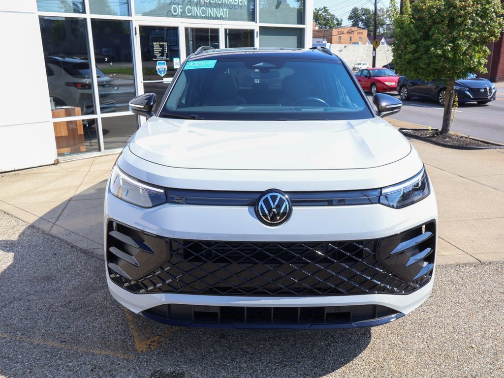 Used 2025 Volkswagen Tiguan SE R-Line AWD/4WD image 8