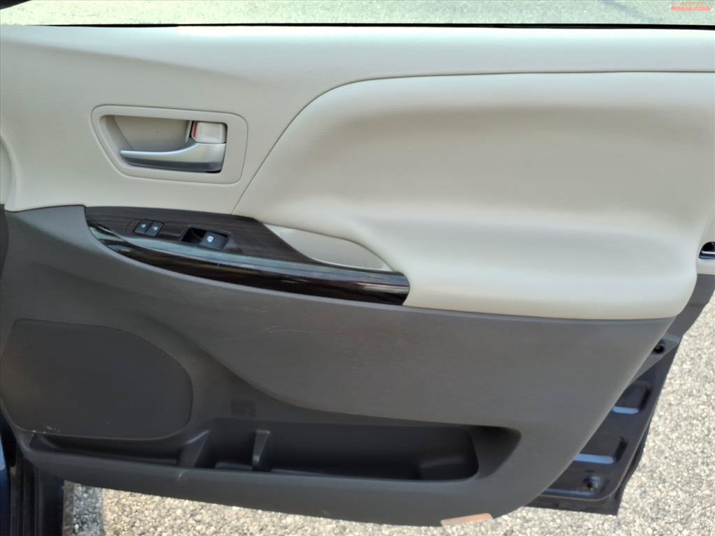 Used 2019 Toyota Sienna XLE w/ XLE Navigation Package FWD image 16