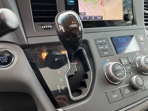 Used 2017 Toyota Sienna XLE Premium image 21