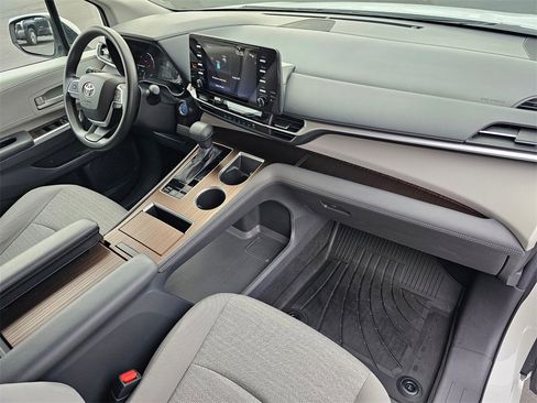 Used 2021 Toyota Sienna LE image 11