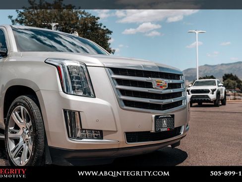 Used 2016 Cadillac Escalade Luxury AWD/4WD image 10