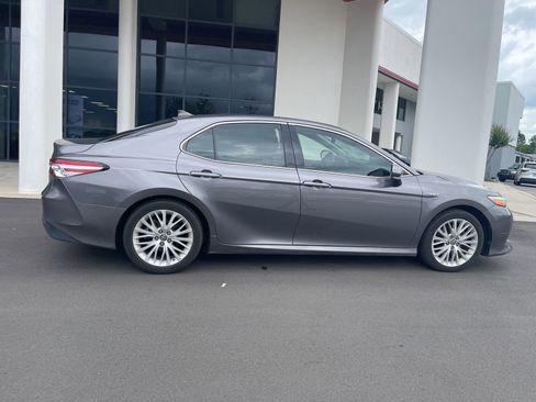 Used 2019 Toyota Camry XLE w/ Sunroof Package FWD image 6