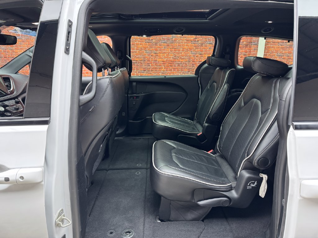 Used 2025 Chrysler Pacifica Limited FWD image 26