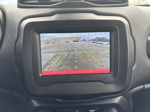 Used 2018 Jeep Renegade Latitude w/ Cold Weather Group image 8