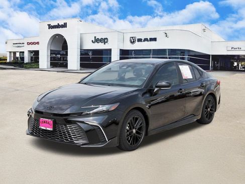 Used 2025 Toyota Camry SE w/ Convenience Package FWD image 3