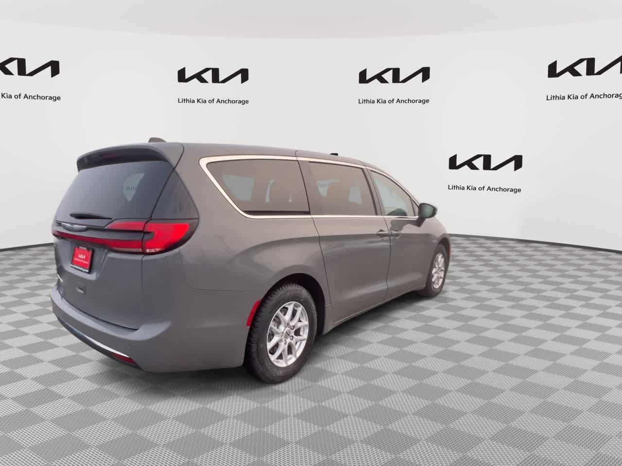 Used 2023 Chrysler Pacifica Touring-L FWD image 8