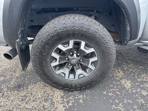 Used 2022 Toyota Tacoma TRD Off-Road image 10