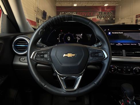 Used 2025 Chevrolet Trax LT w/ LT Convenience Package FWD image 32