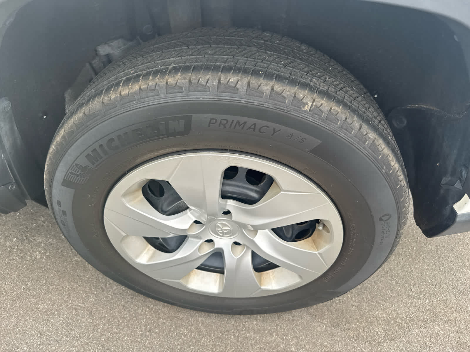 Used 2021 Toyota RAV4 LE FWD image 5