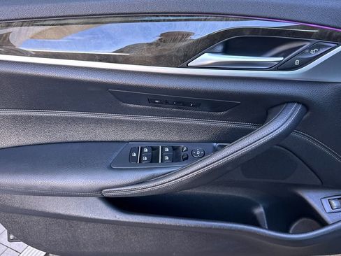 Used 2019 BMW 530e w/ M Sport Package image 10