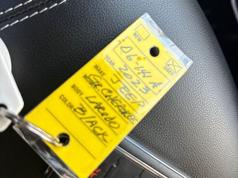 Used 2023 Jeep Grand Cherokee Laredo AWD/4WD image 22