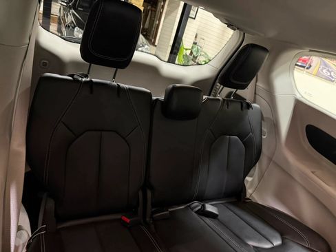 Used 2023 Chrysler Pacifica Touring-L FWD image 33