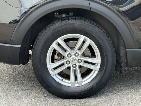 Certified 2022 Ford Explorer XLT w/ Equipment Group 202A image 7