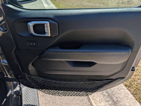 Used 2018 Jeep Wrangler Unlimited Sahara image 15