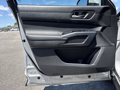 Used 2023 Nissan Pathfinder SL w/ SL Premium Package FWD image 16