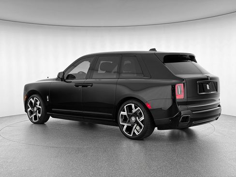 New 2026 Rolls-Royce Cullinan Black Badge image 2