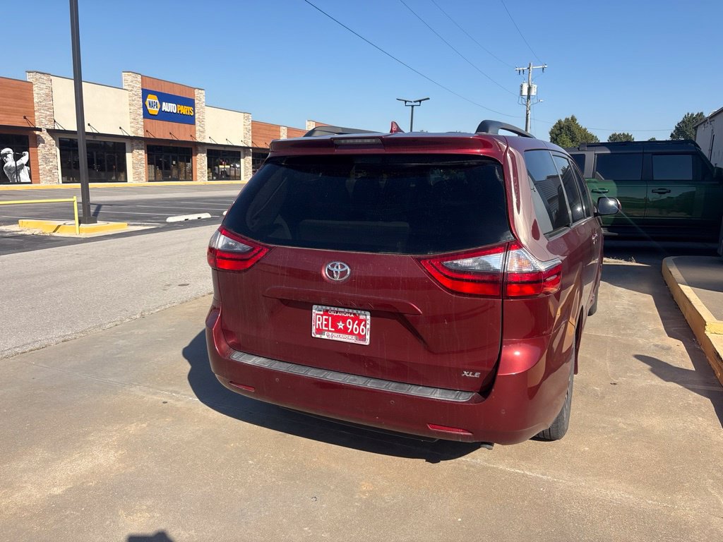 Used 2020 Toyota Sienna XLE w/ XLE Navigation Package FWD image 4