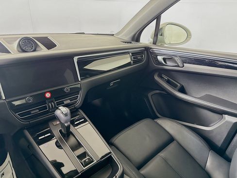 Certified 2024 Porsche Macan AWD/4WD image 24