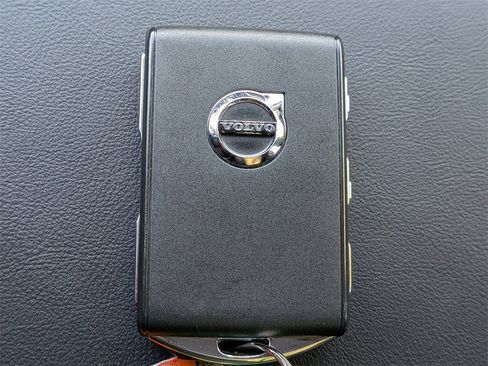 Certified 2023 Volvo XC60 B5 Ultimate w/ Climate Package image 32