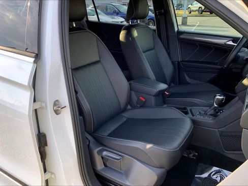 Used 2022 Volkswagen Tiguan SE R-Line image 9