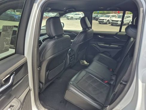 Used 2025 Jeep Grand Cherokee Altitude AWD/4WD image 12