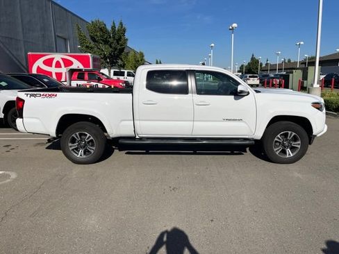Used 2019 Toyota Tacoma TRD Sport w/ TRD Premium Sport Package AWD/4WD image 4