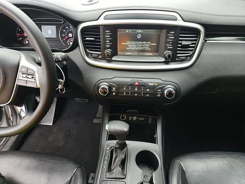 Used 2019 Kia Sorento FWD image 9