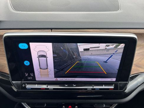 Used 2025 Volkswagen Atlas SE image 17