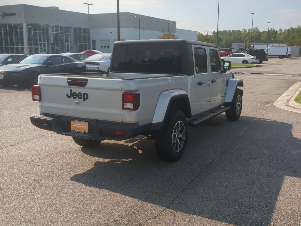 Used 2024 Jeep Gladiator Sport AWD/4WD image 5