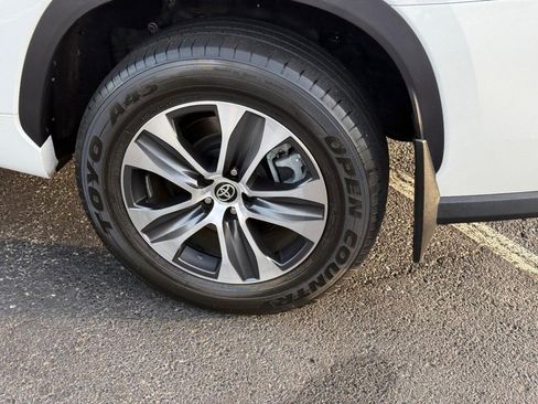 Used 2022 Toyota Highlander XLE image 9