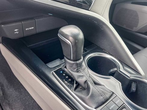 Used 2018 Toyota Camry XLE image 18