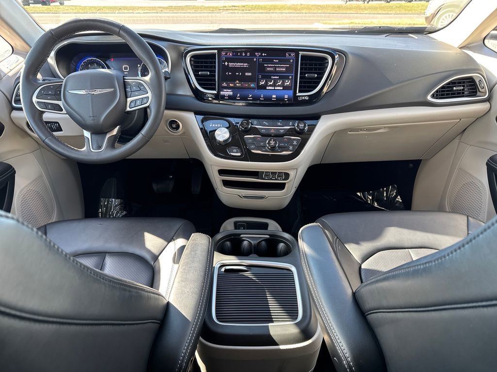 Used 2024 Chrysler Pacifica Touring-L FWD image 15