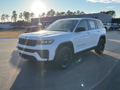 New 2026 Jeep Grand Cherokee Altitude image 3