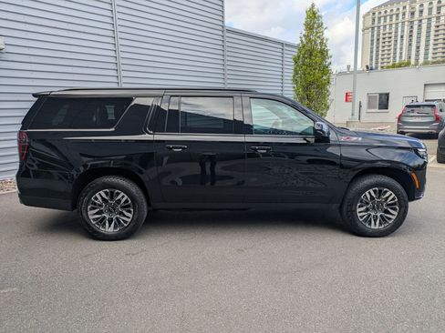 Used 2025 Chevrolet Suburban Z71 AWD/4WD image 2