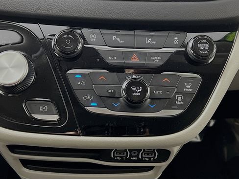 Used 2024 Chrysler Pacifica Touring-L image 26