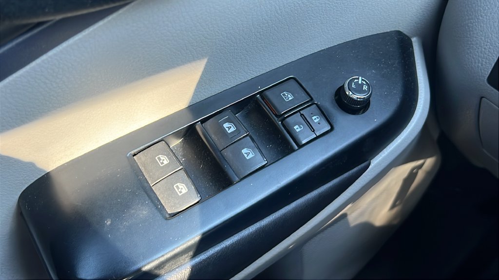 Used 2017 Toyota Highlander Plus FWD image 20