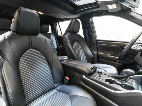 Certified 2025 Toyota Highlander XSE image 12