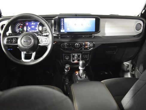 Used 2025 Jeep Wrangler Unlimited Sahara AWD/4WD image 28