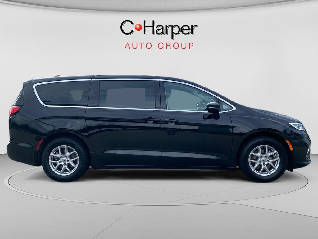 Used 2024 Chrysler Pacifica Touring-L FWD image 2