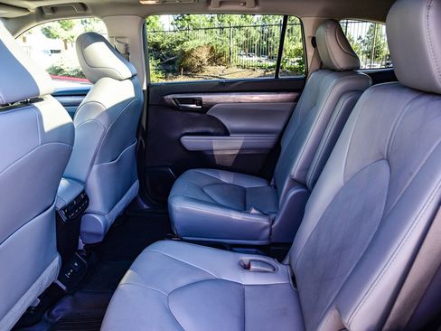 Certified 2022 Toyota Highlander Platinum image 22