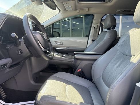 Used 2021 Toyota Sienna Limited FWD image 33